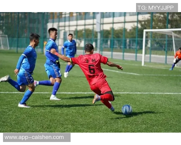 激烈对抗与团结拼搏的一场足球比赛精彩瞬间回顾 激烈对抗与团结拼搏的一场足球比赛精彩瞬间回顾