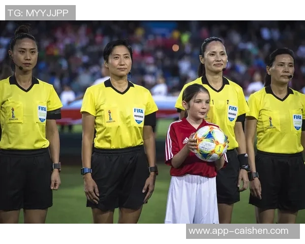 足球裁判画的艺术魅力与比赛公正性的完美结合探讨 足球裁判画的艺术魅力与比赛公正性的完美结合探讨