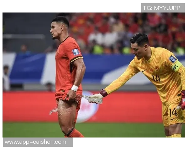 足球运动员在比赛间隙小便的趣味瞬间与背后的故事揭秘